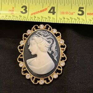 Ladies, beautiful vintage cameo brooch/pin, beautiful jewelry